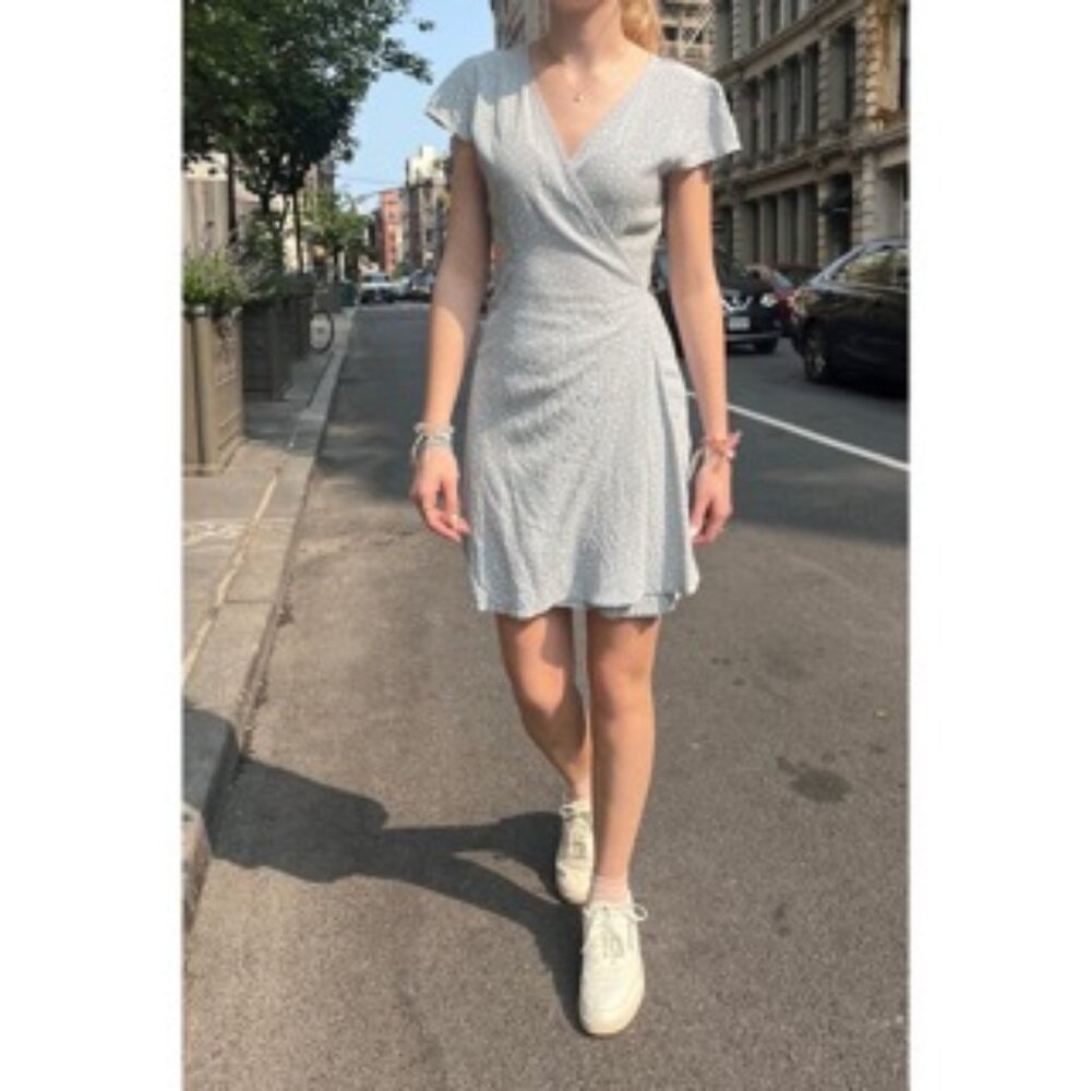 BRANDY MELVILLE BABY BLUE FLOWER ROBBIE WRAP DRESS, LIKE NEW SIZE: XS/S
